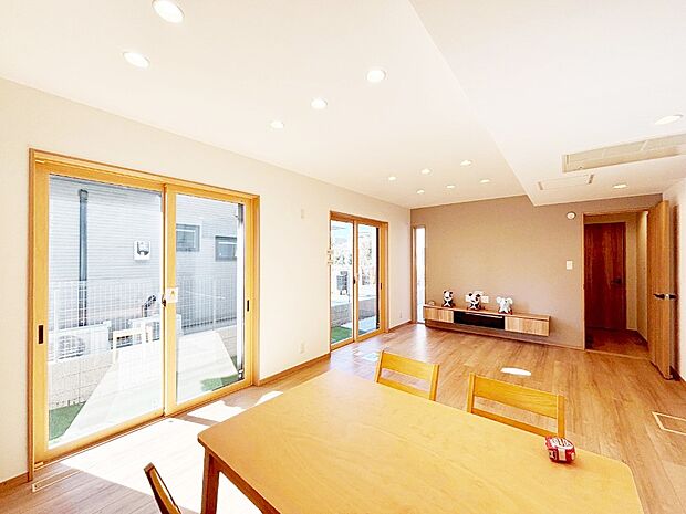 大きな窓からたっぷりの陽光と風を感じられるリビング