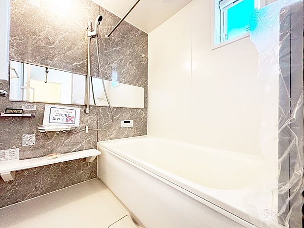 一日の疲れを癒してくれる明るい清潔感のあるバスルーム