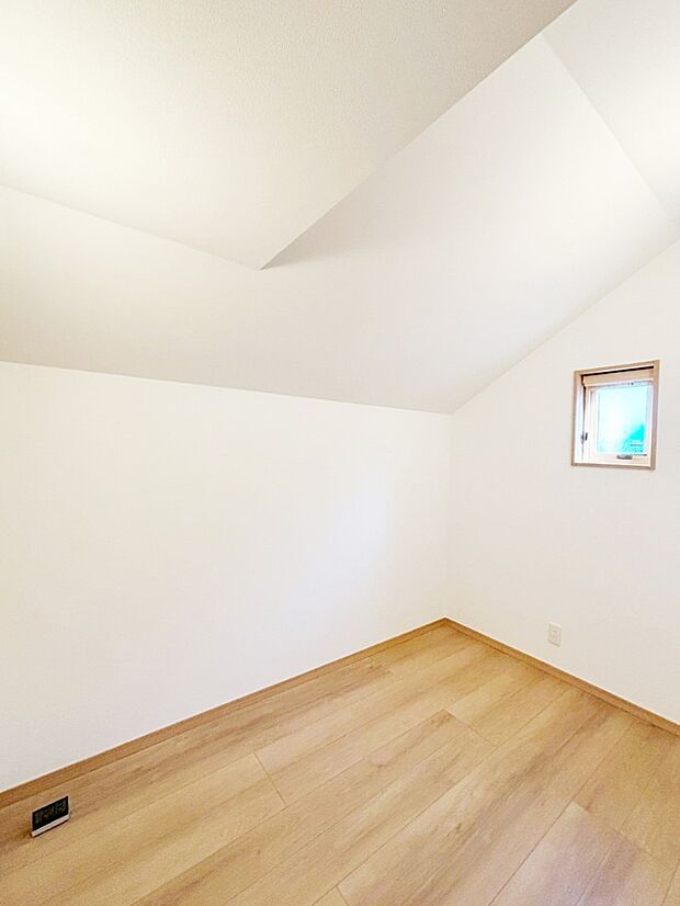 小窓付きの明るい納戸は用途様々