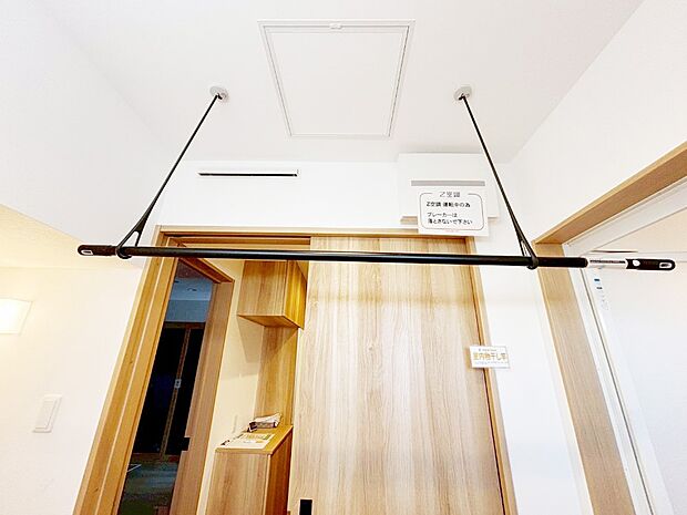 室内物干しポール。梅雨や花粉の時期に大活躍します。