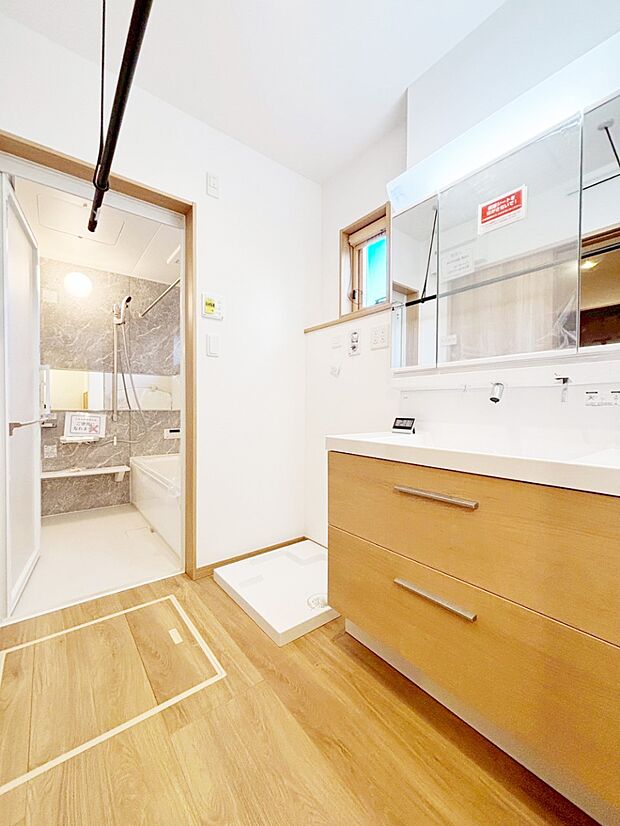 清潔感ある洗面化粧室で朝の身支度も快適