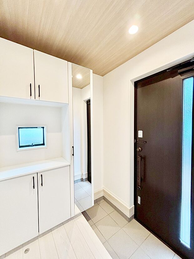 ガラススリットの入った玄関ドアが室内に光を届けてくれます