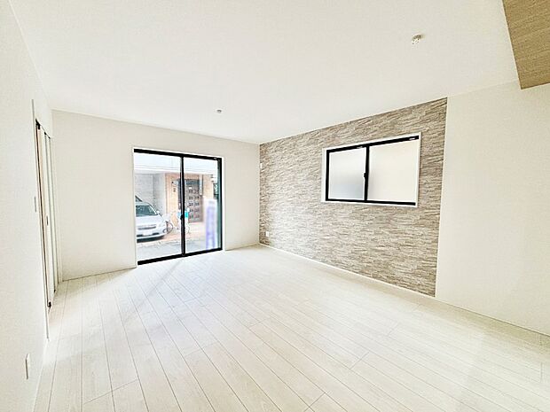 大きな窓からたっぷりの陽光と風を感じられるリビング