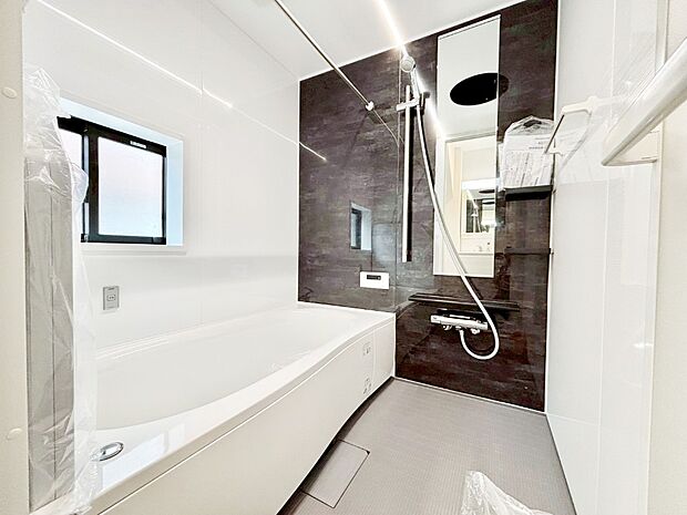 一日の疲れを癒してくれる明るい清潔感のあるバスルーム