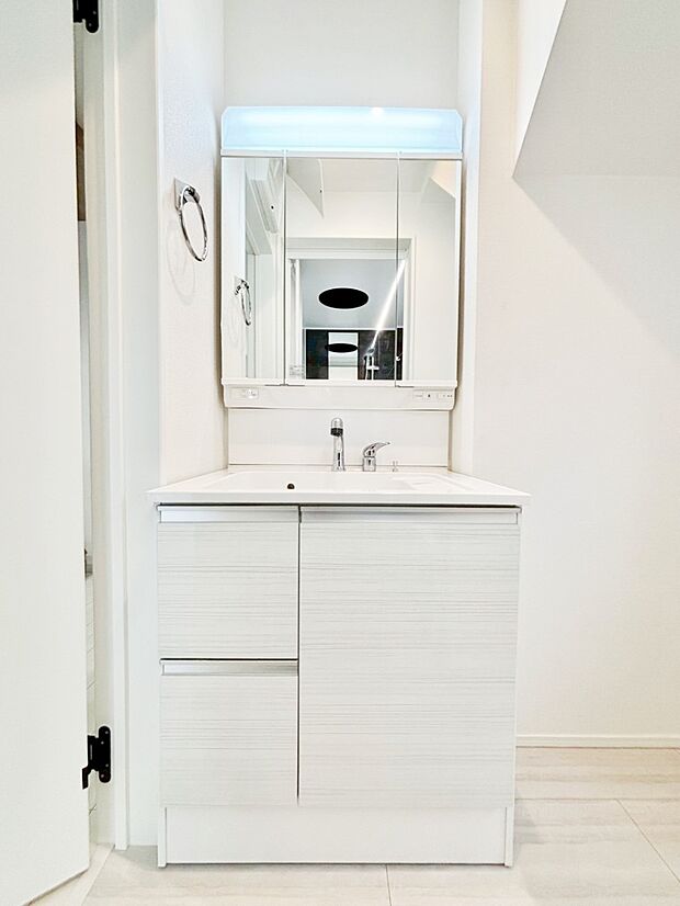 収納力と機能性に優れた洗面化粧台