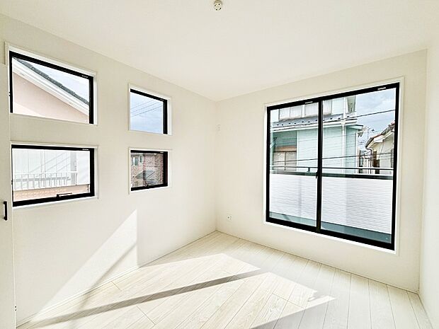 バルコニーが開放感をプラスしてくれる洋室