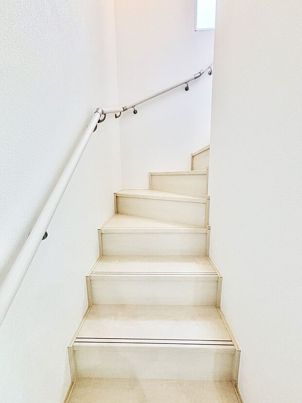 階段は手すり付きなので小さなお子さまやご高齢の方も安心です