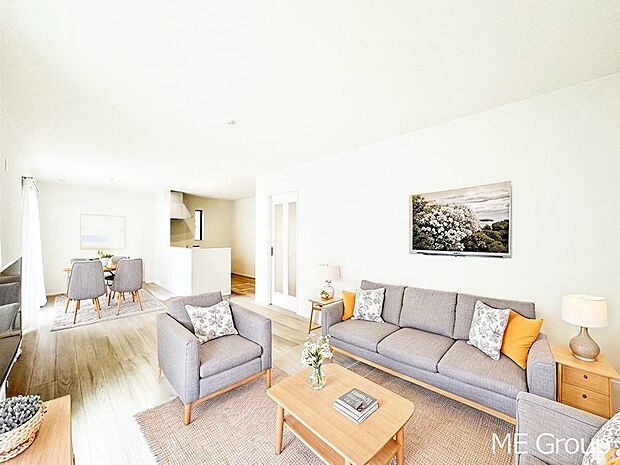 落ち着いた雰囲気のLDKは家族みんなの快適空間※家具はCGです