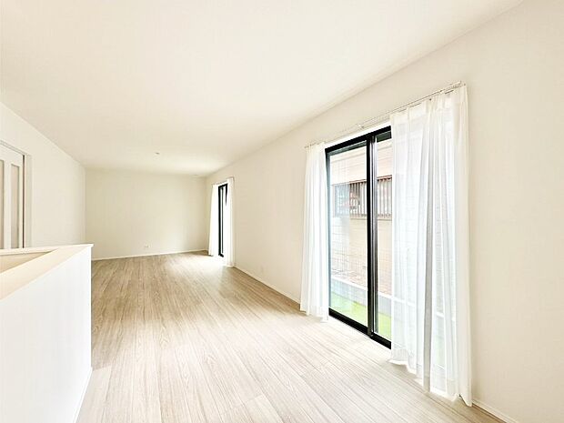 大きな窓からたっぷりの陽光と風を感じられるリビング