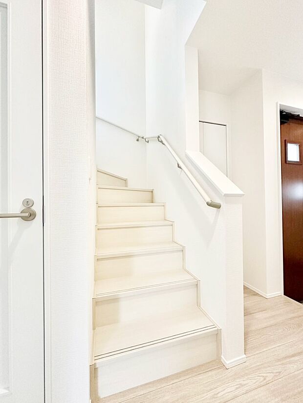 階段は手すり付きなので小さなお子さまやご高齢の方も安心です