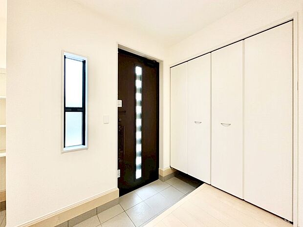 ガラススリットの入った玄関ドアが室内に光を届けてくれます