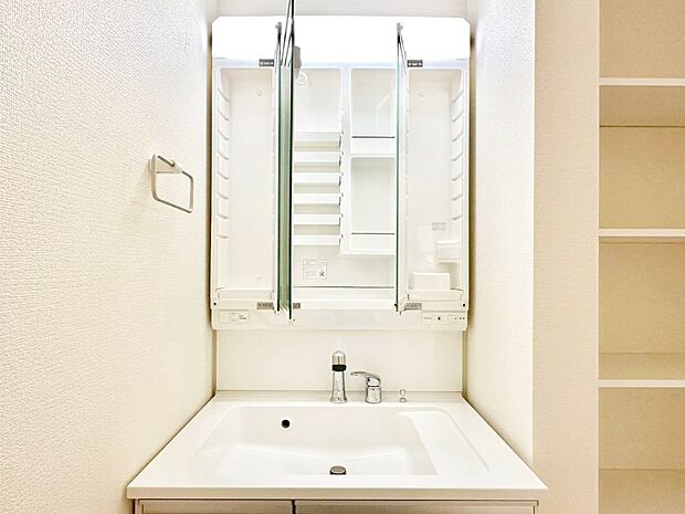 三面鏡の裏に、化粧品や衛生用品などを収納可能。洗面台をすっきりと保ちます!