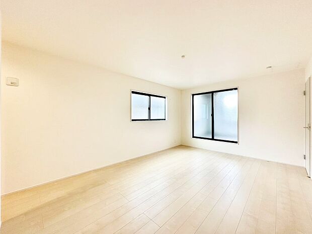 バルコニーが開放感をプラスしてくれる洋室