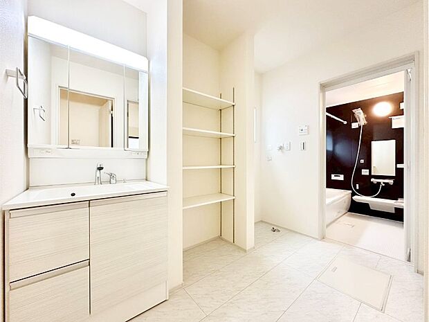 清潔感ある洗面化粧室で朝の身支度も快適