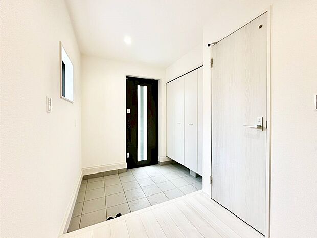 ガラススリットの入った玄関ドアが室内に光を届けてくれます