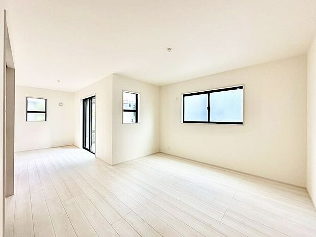 ご家族の賑やかな話し声で包まれる明るいリビング