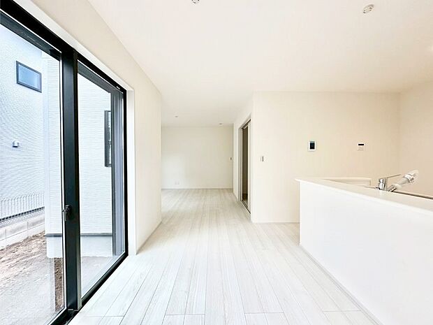 大きな窓からたっぷりの陽光と風を感じられるリビング