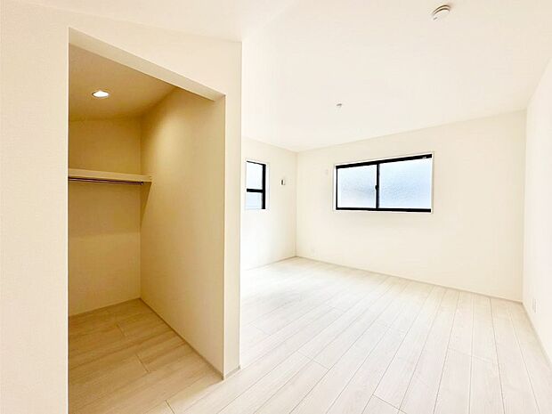 窓からのやさしい光が心地よいプライベートルーム