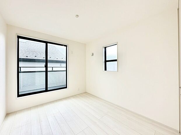 バルコニーが開放感をプラスしてくれる洋室