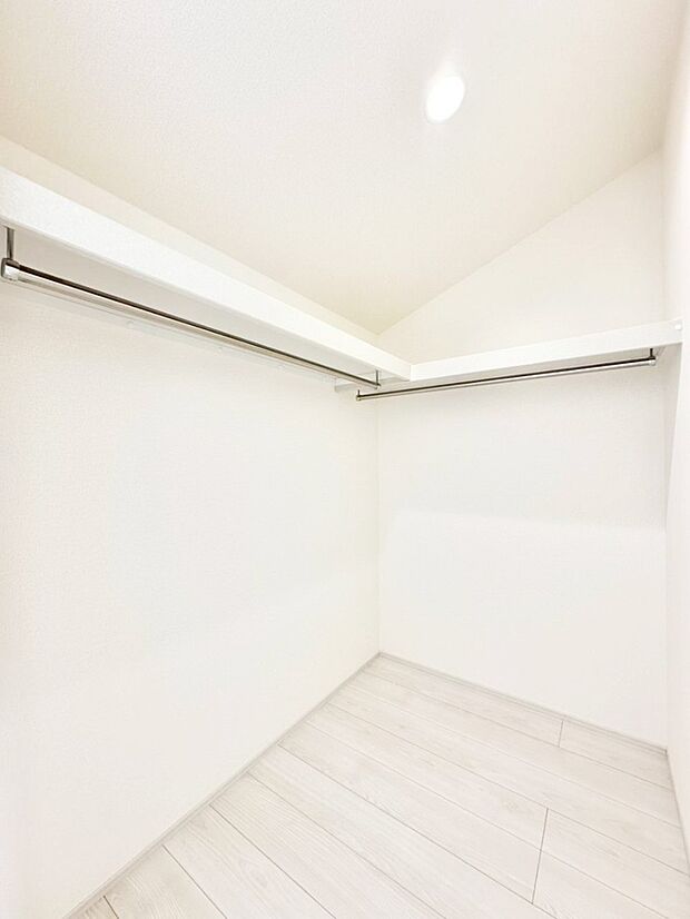 ウォークインクローゼットの活用で生活空間スッキリ