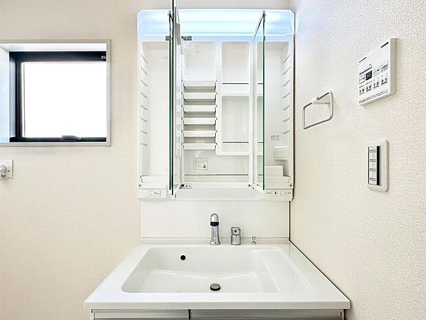 三面鏡の裏に、化粧品や衛生用品などを収納可能。洗面台をすっきりと保ちます!