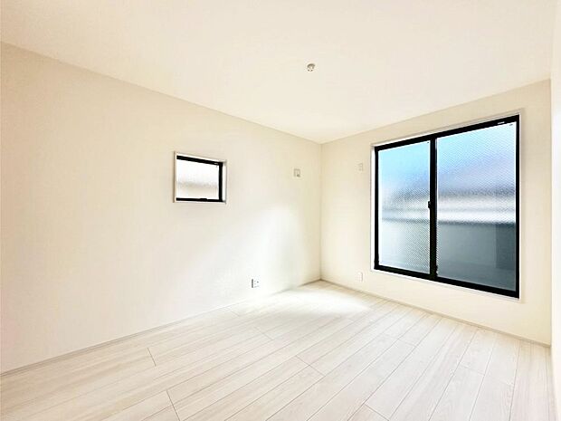 バルコニーが開放感をプラスしてくれる洋室