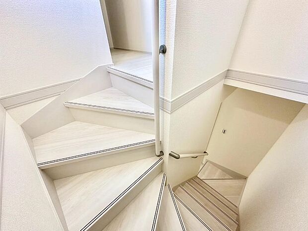 階段は手すり付きなので小さなお子さまやご高齢の方も安心です