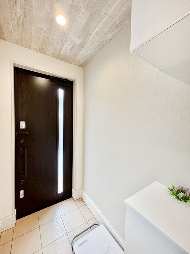 明るい陽光が入り込む玄関。ご家族の靴もスッキリ収納できる玄関収納付き！