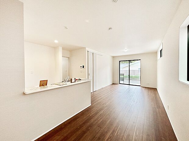 大きな窓は開放感を演出、たっぷりの陽光が心地よく快適に寛げそう