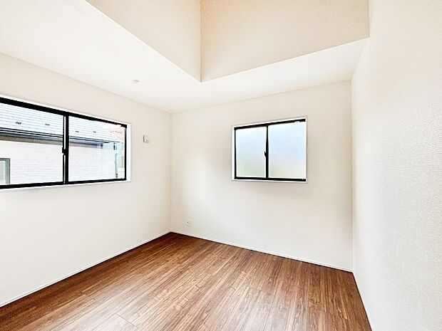 上部吹き抜けの開放感ある空間。