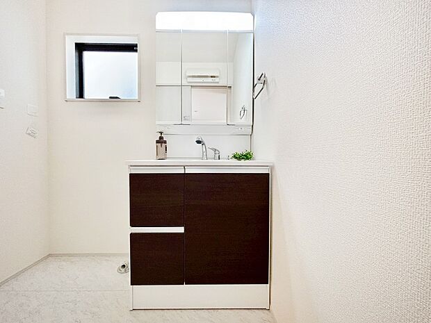 柔らかな朝の光を感じられる窓がついた洗面室