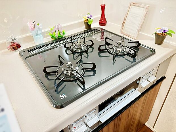 ガスコンロはＳｉセンサー搭載。火力調節や焦げ付き・消し忘れも防いでくれます。