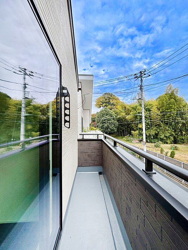 ゆったりバルコニーだから沢山お洗濯ものを干せます。