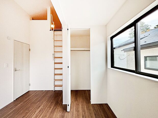 やさしい光がさしこむ居室はしっかり収納付き