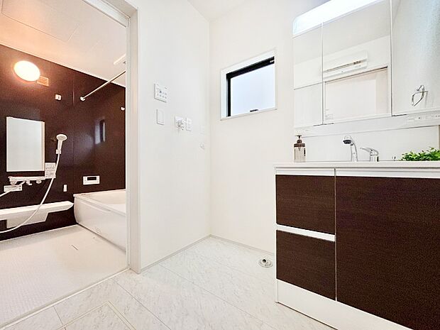 ゆとりの洗面スペースで朝の身支度もラクラク