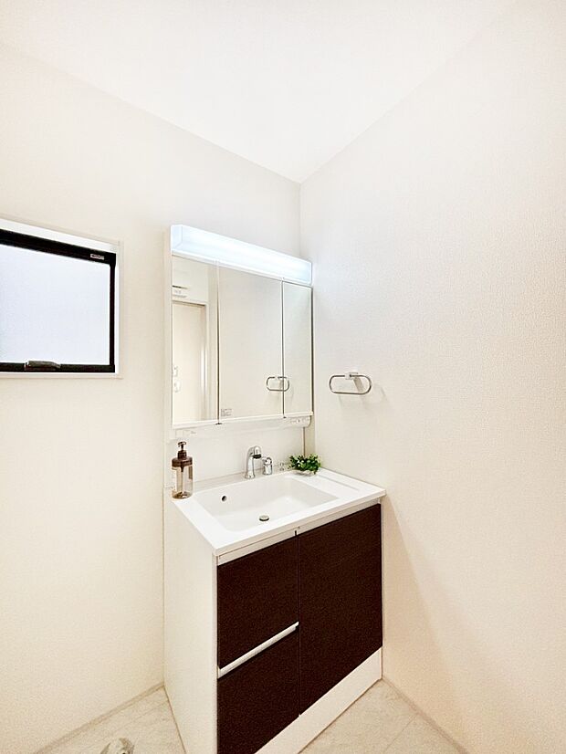 清潔感ある洗面化粧室で朝の身支度も快適