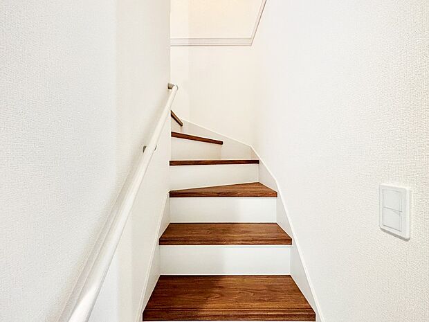 安全性を考慮し階段には手すりを設置しています