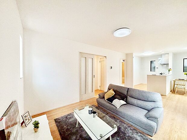 穏やかな陽だまりに包まれる、居心地の良いリビングで家族団らん!