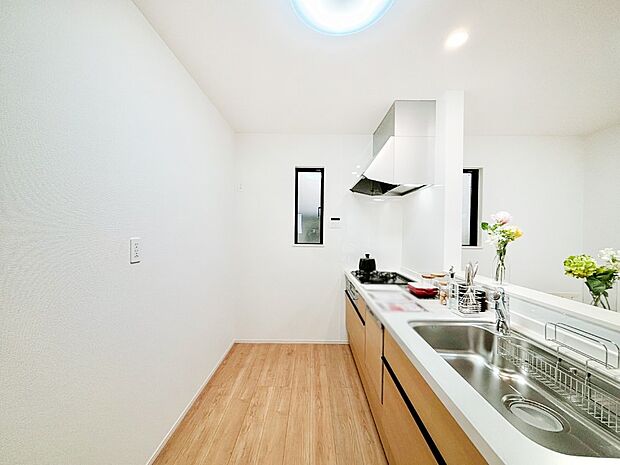 爽やかな風が通り抜けるキッチン。窓があるので明るく換気にも役立ちます。