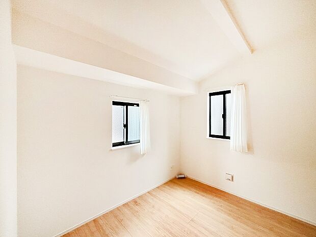 2面採光で気持ちよく自然光が取り入れられるのでお子様のお部屋にもピッタリ