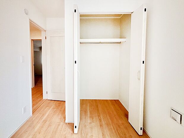 洋室のクローゼット。奥行きがあるので厚手の衣類もすっきり収まります。