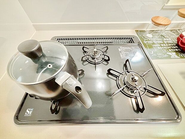 ガスコンロはSiセンサー搭載。火力調節や焦げ付き・消し忘れも防いでくれます。