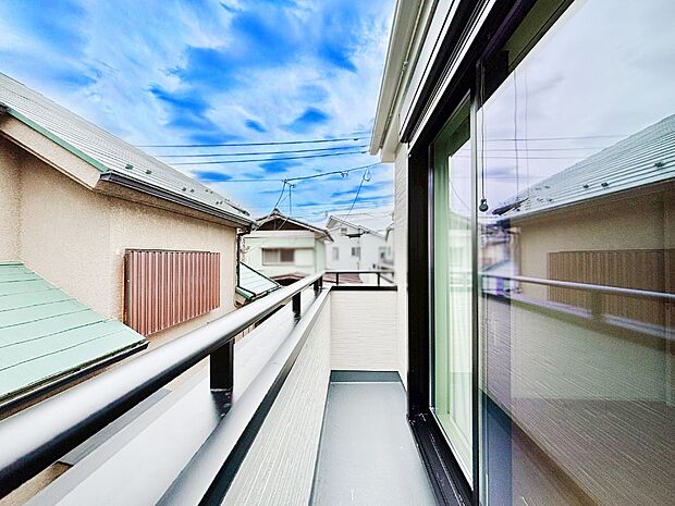 ゆったりバルコニーだから沢山お洗濯ものを干せます。