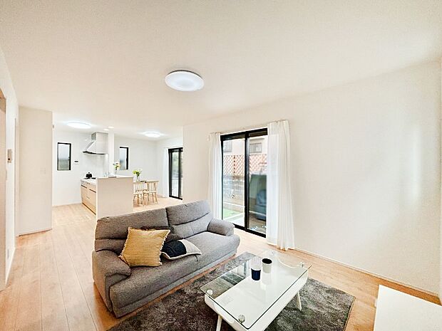 明るい陽光が注ぎ、寛ぎの雰囲気に満たされるダイニング。