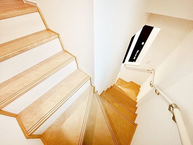 階段は手すり付きなので小さなお子さまやご高齢の方も安心です