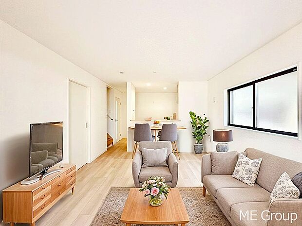 ご家族の賑やかな話し声で包まれる明るいリビング  ※家具はCGです　