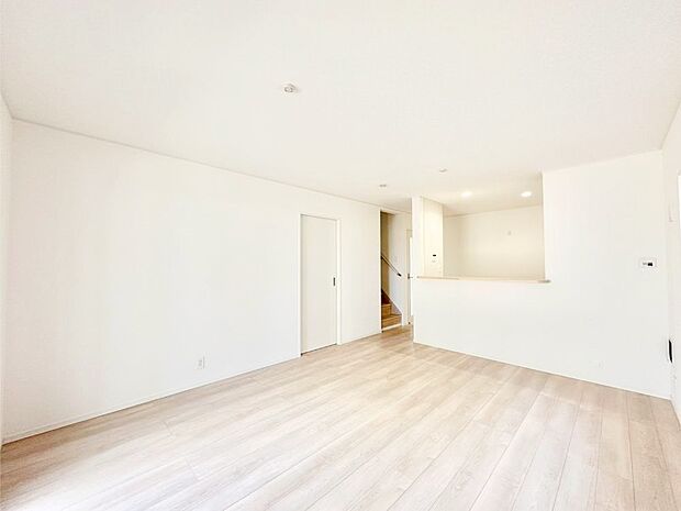 明るい陽光が注ぎ、寛ぎの雰囲気に満たされるリビング・ダイニング。　 