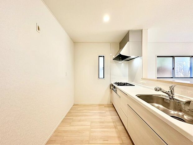 爽やかな風が通り抜けるキッチン。窓があるので明るく換気にも役立ちます。