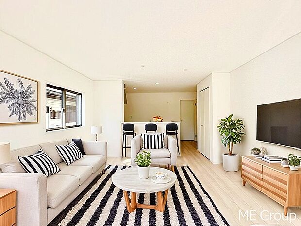 ご家族の賑やかな話し声で包まれる明るいリビング ※家具はCGです