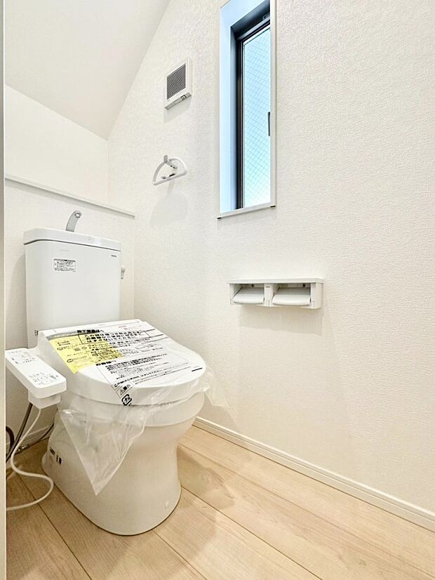 明るく清潔感のあるトイレです。 